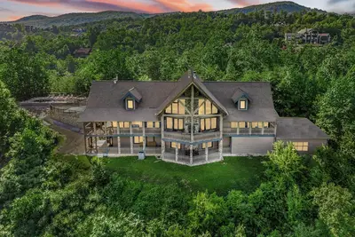 Image de Majestica Lodge - Rock Wall -Outdoor Pool - Arcades - Views!