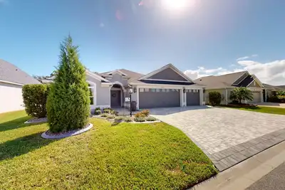 Image de Spacious dog-friendly home with heated pool, outdoor seating, en suite bedrooms