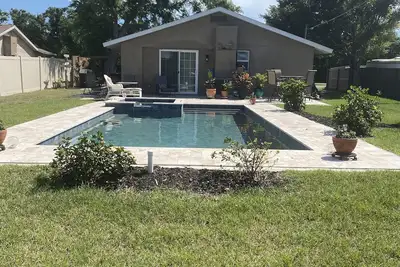 Image de Amazing Salt Water Heated Pool and Spa House with Great Location, Available Dec