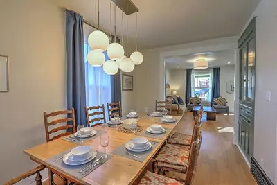 Image de Fully Renovated Victorian Home w/ Unbeatable Location, Dwntwn Core, Walk to Pool