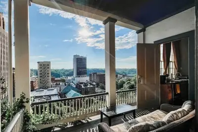 Image de Restored Downtown Historic Mansion with Private Balcony