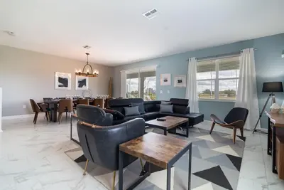 Image de Lovely Pool Home with Spa and Game Room-1620mc