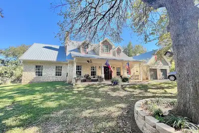 Image de Escape to a gated estate!
