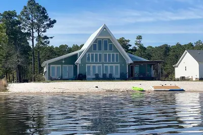 Image de Lake front living with private sandy beach!