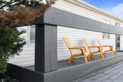 Image de Orion Home Conveniently Located Near Great Lakes Crossing Mall and I-75 Freeway