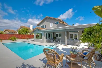 Image de Spend your time in this luxury home overlooking Private Golf Course