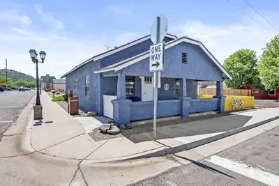 Image de Downtown Blue Bungalow w/Fully Fenced Yard, Ac, W/D, 3 Smart TVs, Den, WiFi