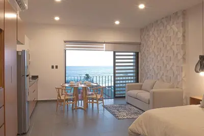 Image de \"Enjoy a spectacular ocean view loft.