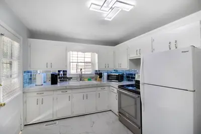 Image de 573-Modern Pet Friendly Oasis in East Lake