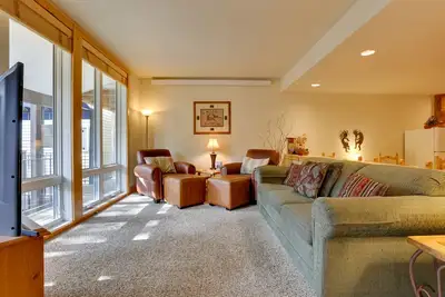 Image de 1/2 Mi to Granby Ranch: Townhome w/ Fireplace!