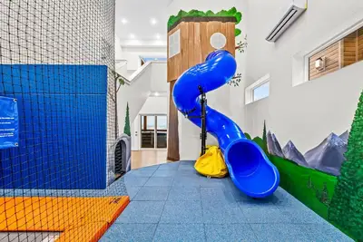Image de Slide 'n' Bounce Lodge: Private Playspace, Hot Tubs, Lakeview, Sleeps 36