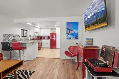 Image de Downtown Burgundy Bungalow w/Fully Fenced Yard, Ac, W/D, 3 Smart TVs, WiFi