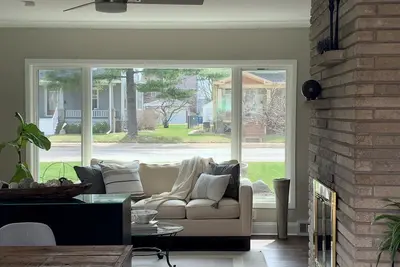 Image de Stylish Mid-Century home on Mississippi River bike path.