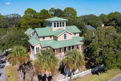 Image de The Folly Peach - Experience Southern Charm in a Spacious Home Steps from the Ocean