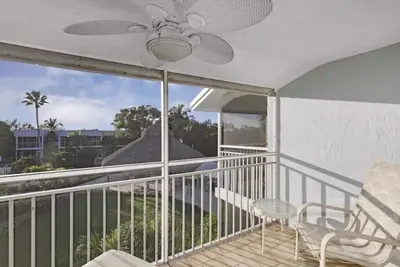 Image de 3 Level, 3 bedroom, 4 balconies, 2 bathroom Townhouse with Ocean Views