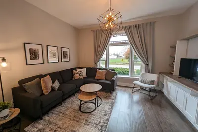 Image de Modern century home, 3 minutes from Downtown!