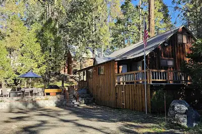 Image de Captain's Cove. Cozy cabin in the Village of Shaver Lake. Pet friendly!
