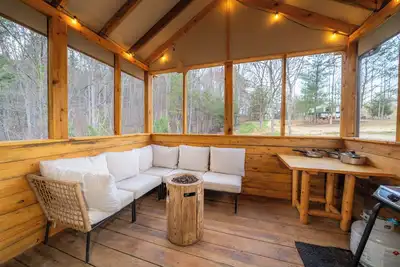 Image de Lil Cabin with Smoky Mountain Views close to hiking & short drive to Gatlinburg