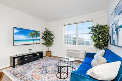 Image de Urban Elegance: 20 Minutes to Nyc with Luxe Amenities- Gym and Laundry In Unit