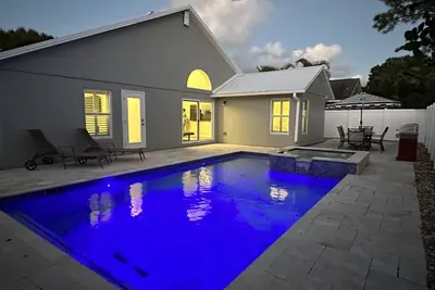 Abacoa/Alton area Heated Spa/Pool Luxury 4Bed Home