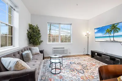 Image de 2 Bed Condo with Gym and Laundry Minutes from Nyc
