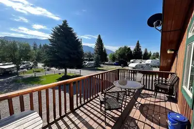 Image de Cozy Two Bedroom Apartment 5 Minute Walk to Town!