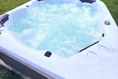 Image de Opulent Jacuzzi Retreat With Entertainment
