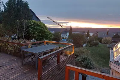 Image de Künstlerhaus Hödingen - Weitläufige Holzhausvilla mit Garten, Pool und Seeblick