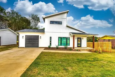 Image de New Build and Modern Retreat near Rtj Golf Course with Game room and bunkbeds\n