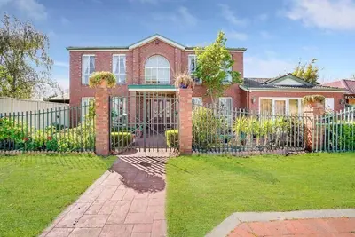 Image de Prized Home Away from Home in Enviable Location