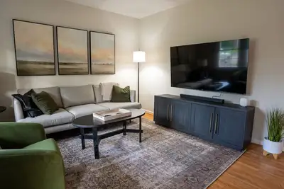 Image de Available as 30 day minimum or short term. Has office, deck, and big back yard.