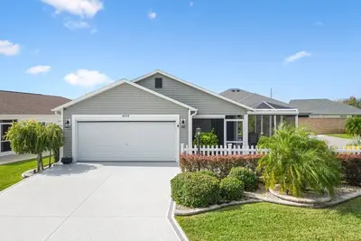 Image de 2 bed\/2 bath patio home in the heart of The Villages w\/oversized screened patio!