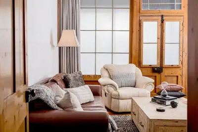 Image de The Emily Jane - Cosy Winter Haven In The 'Hills'