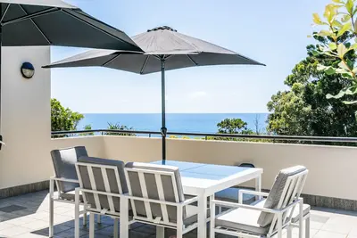 Image de Ocean Views + huge deck, Beach Access close by, Modern, Spacious, Great Location