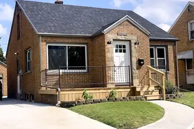 Image de 10 minutes from Downtown Toledo! ! Cozy 2bed, 2bath, game room, propane fire pit