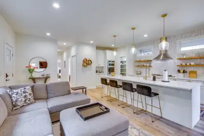 Image de Modern Kirkland Home w/ Private Yard & Fire Pit!