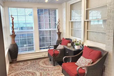 Image de Charming 2 Bedroom Home Near Hospitals Downtown