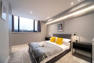 Image de Appartement élégant | Espace de vie moderne avec Patio Charmant