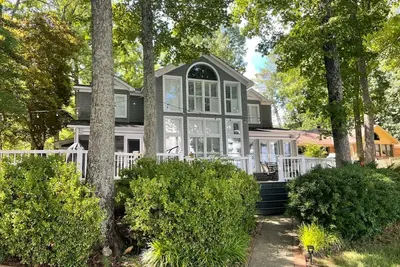 Image de Easy Livin on Lake Breeze Drive; perfect blend of tranquility, comfort, & beauty