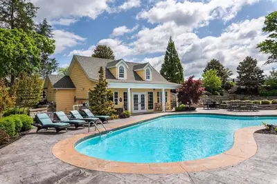 Image de The Pool House-Maison-Salle de bain privée séparée