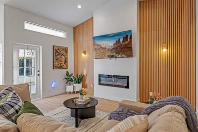 Sleeps 14! ! 5bed/3bath Home w/ Heated Pool, Game Room, Jacuzzi, & Mini Golf