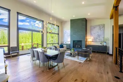 Image de Claret & Blue River Retreat - Luxury Designer Mountain Home