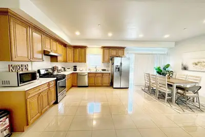 Image de Anaheim convention center, Westminster, Disneyland, little Saigon home sleep 14
