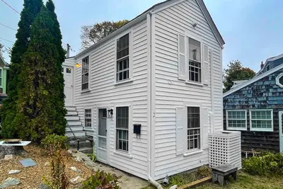 Image de Cozy coastal home with open interior, central Ac, & streaming
