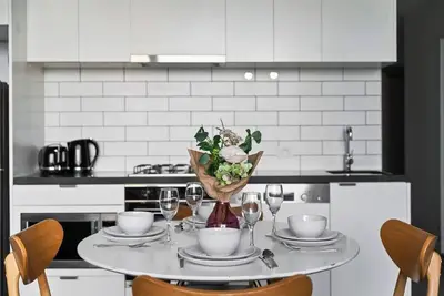 Image de A Cozy & Chic 2br Apt, City Views in Southbank