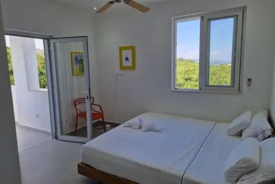 Image de Hill view room with 2 shared bathrooms in seaview Villa
