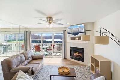 Image de Lake Front Condo by StayLage