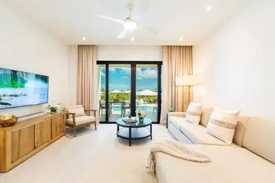 Image de Relax on a Juliette balcony with an ocean & pool view!