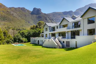 Image de 6/7 bedroom spacious Bishopscourt home. Fun for the whole family. Exquiste views.