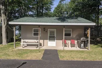 Image de Cozy 2-bedroom cabin with lake view and access.